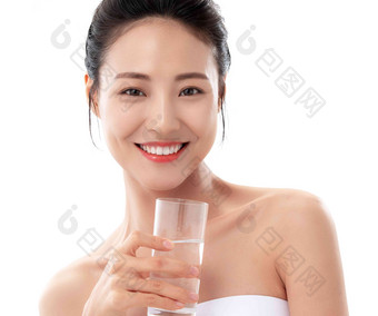 青年女人手拿<strong>水</strong>杯