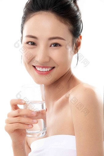 青年女人手拿<strong>水</strong>杯