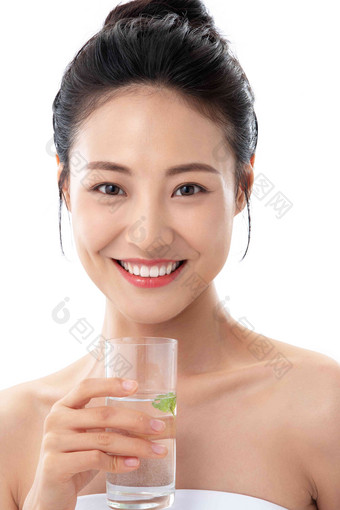 青年女人手拿<strong>水</strong>杯