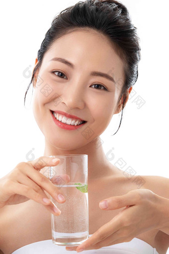 青年女人手拿<strong>水</strong>杯