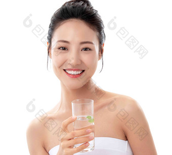 青年女人手拿<strong>水</strong>杯