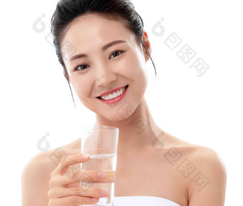 青年女人手拿<strong>水</strong>杯