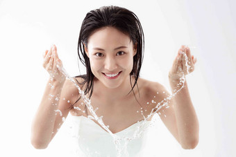 年轻女人妆面洗脸亚洲人高端摄影图
