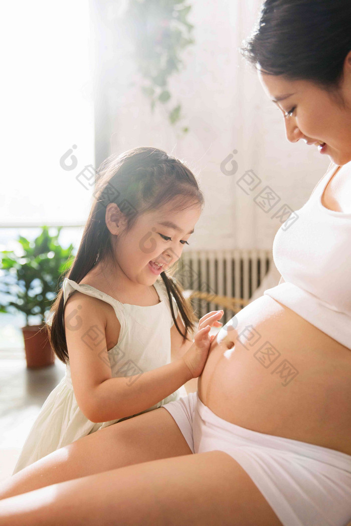 孕妇女孩女人腹部温馨写实场景