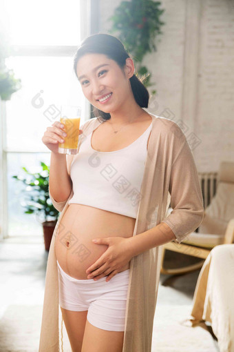 孕妇正在喝果汁