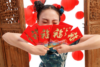 新年拿着<strong>红包</strong>的快乐女人