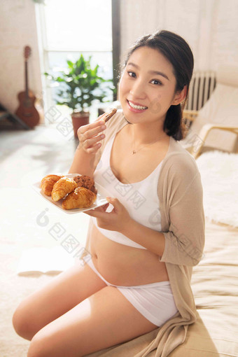 孕妇正在吃面包一个人高端影相