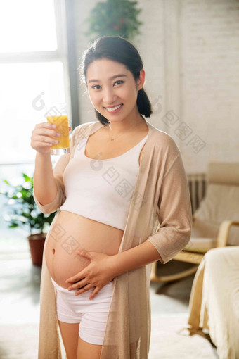 孕妇正在喝果汁户内高端图片