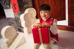 可爱的小男孩抱着礼品盒