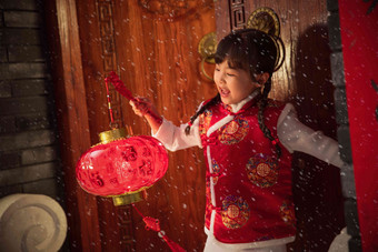 雪中小女孩手提红灯笼玩耍唐装高端相片