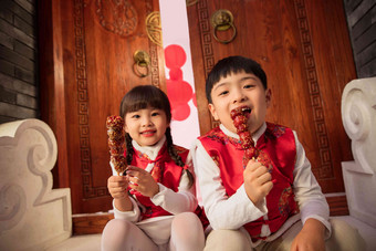 吃冰糖葫芦的可爱男孩女孩两个人高质量图片