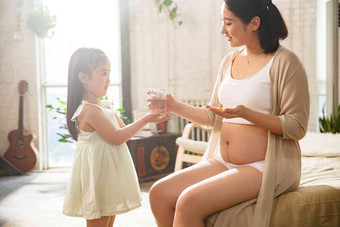 孕妇女孩住宅房间腹部产前护理摄影