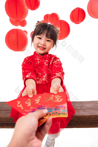 新年收到红包的快乐小女孩新年清晰图片