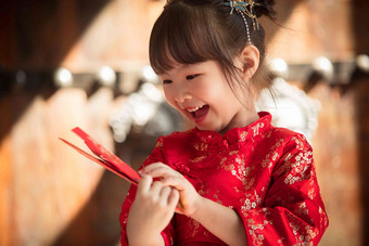 可爱的小女孩拿着<strong>红包</strong>传统文化高质量照片
