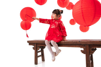 红灯笼旁提着灯笼玩耍的小女孩拿着高清摄影