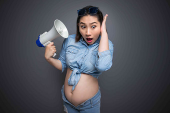 穿着时尚的孕妇拿着扩音器健康的写实素材