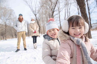 欢乐家庭在雪地上玩雪橇中年人清晰摄影