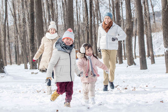 欢乐家庭在雪地里奔跑东方人清晰摄影