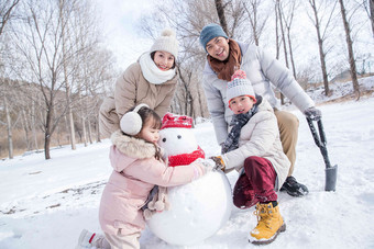 欢乐家庭在雪地里<strong>堆雪人</strong>