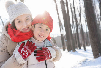 年轻妈妈带着孩子在雪地玩耍彩色图片高质量场景