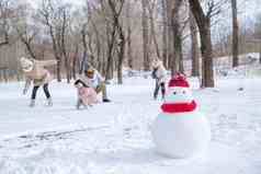 快乐的一家人在雪地里玩耍