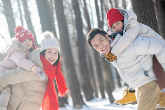 雪地里玩耍的快乐家庭