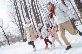 欢乐家庭在雪地里奔跑夫妇氛围影相