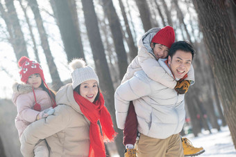 雪地里玩耍的快乐家庭彩色图片高端摄影图
