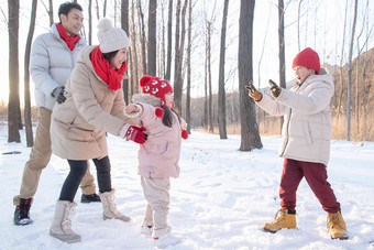 雪地里做游戏的快乐家庭