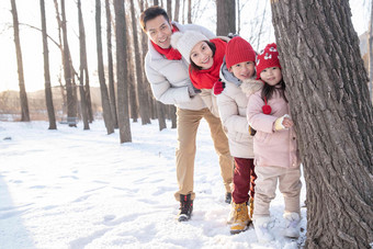 快乐家庭在雪地里玩耍摄影氛围相片