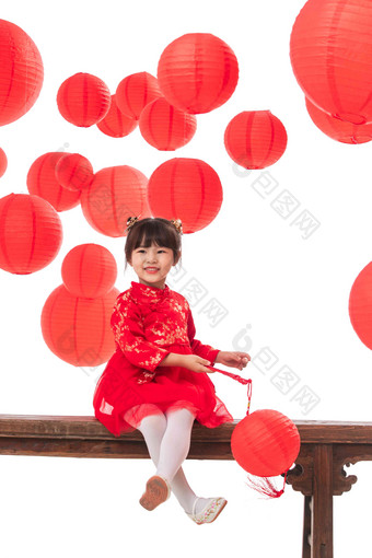 小女孩拿着红灯笼喜迎新春