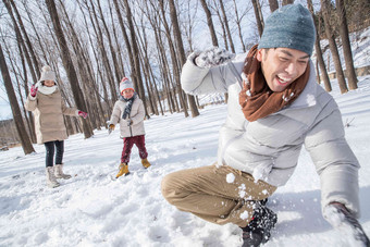 打雪仗的快乐家庭中国人高端摄影图