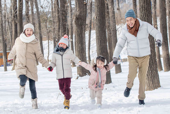 欢乐家庭在雪地里奔跑厚衣服清晰影相