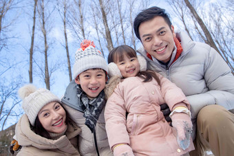 快乐家庭在雪地里玩耍树林高清拍摄