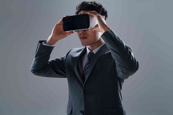 戴VR眼镜男士虚拟现实科技领带