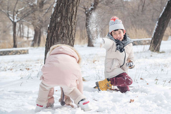 两个小朋友在雪地里玩耍彩色图片写实摄影