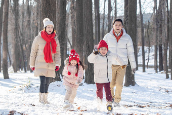 欢乐家庭在雪地里奔跑寒冷的高端影相