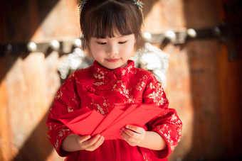 可爱的小女孩拿着红包玩耍写实影相