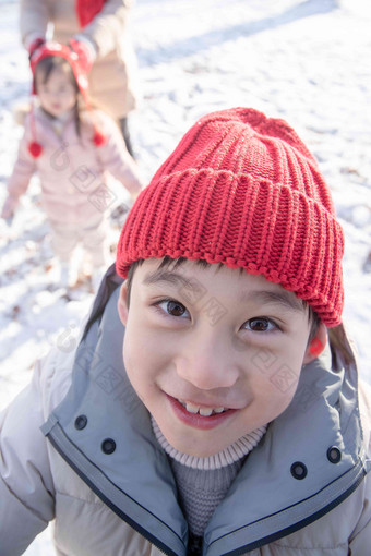 小男孩在雪地里玩耍亲情高端摄影