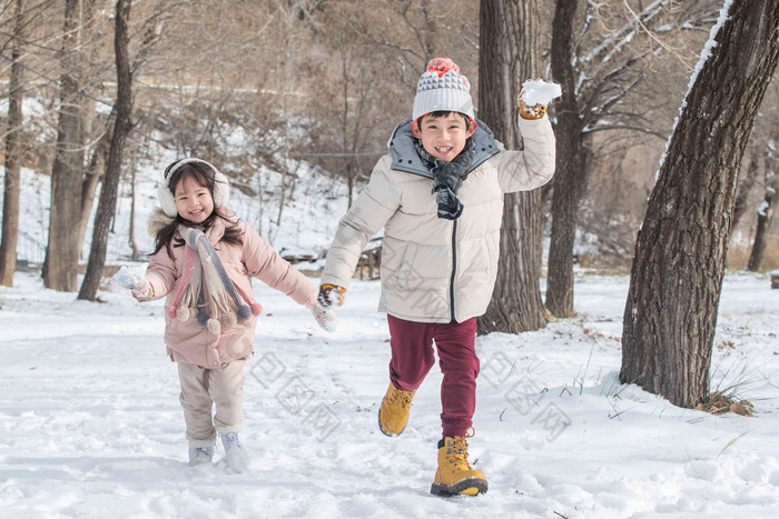 两个小朋友在雪地里玩耍摄影相片