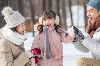 一家三口在雪地里玩耍雪地清晰拍摄