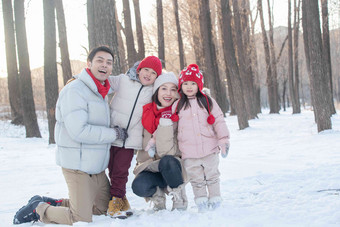 快乐家庭在雪地里玩耍白昼高端镜头