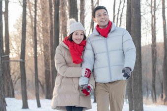 雪地上散步的青年夫妇爱氛围素材