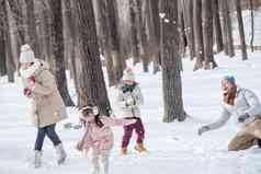 雪地里打雪仗的快乐家庭女人氛围镜头