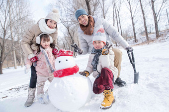 欢乐家庭在雪地里<strong>堆雪人</strong>