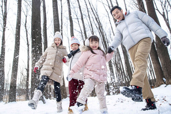 雪地里玩耍的欢乐家庭幸福照片