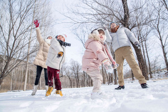 雪地里打雪仗的快乐家庭儿童素材