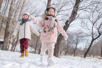 两个小朋友在雪地里玩耍兴奋镜头