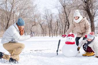 欢乐家庭在雪地里照相