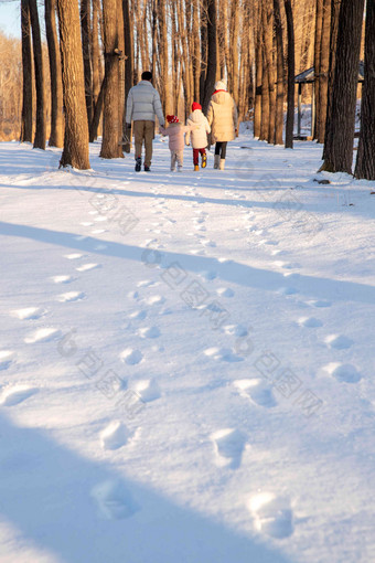 快乐家庭在雪地里散步关爱高质量素材